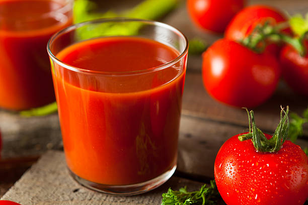 pure bio de jus de tomate - healthy eating breakfast ripe fruit photos et images de collection