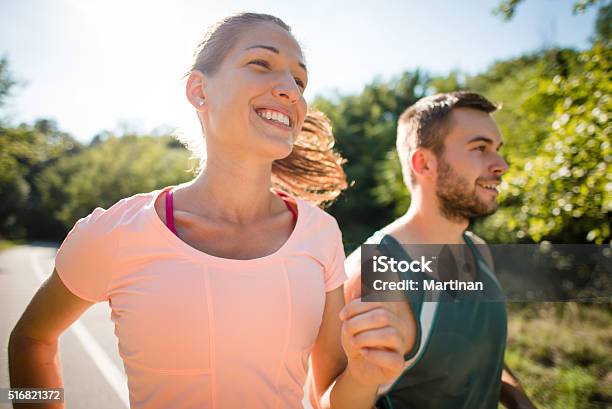 Pareja Para Correr Juntos Foto de stock y más banco de imágenes de Correr - Correr, Aerobismo, Parejas