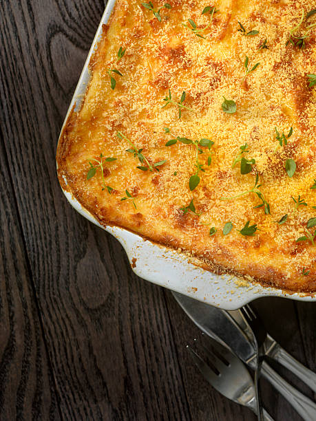 ・シェパードパイ生地、パルメザンチーズ - mashed potato food staple vertical color image ストックフォトと画像