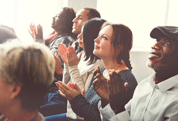 público aplaude palmas happines apreço conceito de formação - training business seminar clapping imagens e fotografias de stock