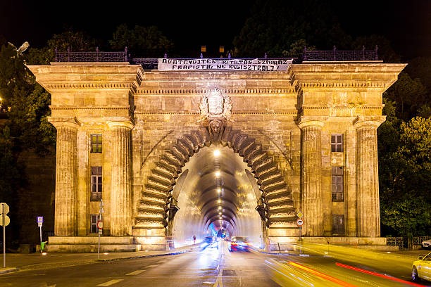 tunnel à budapest, en hongrie - royal palace of buda photos et images de collection