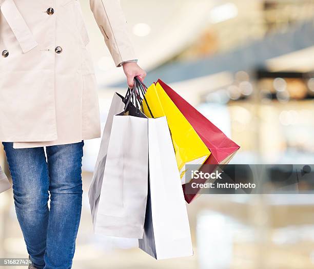 Frau Auf Einem Einkaufsbummel Stockfoto und mehr Bilder von Einkaufen - Einkaufen, Einkaufstasche, Einkaufszentrum