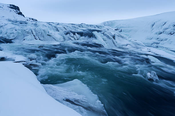 inverno vista de um cachoeira gullfoss, islândia - gullfoss falls - fotografias e filmes do acervo