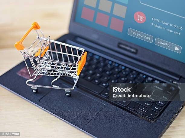 Concepto De Compras En Línea Foto de stock y más banco de imágenes de Tienda virtual - Tienda virtual, Carrito de la compra, Carro