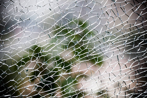 złamane szkła - broken glass green shattered glass zdjęcia i obrazy z banku zdjęć