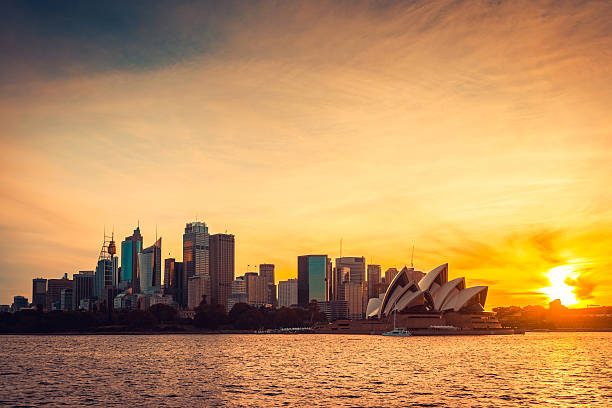 vue sur la ville de sydney au coucher de soleil - opera house sydney australia australia bay photos et images de collection