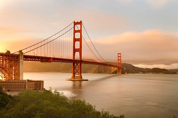 golden gate bridge, san francisco, kalifornien - orange golden gate bridge tower suspension bridge stock-fotos und bilder