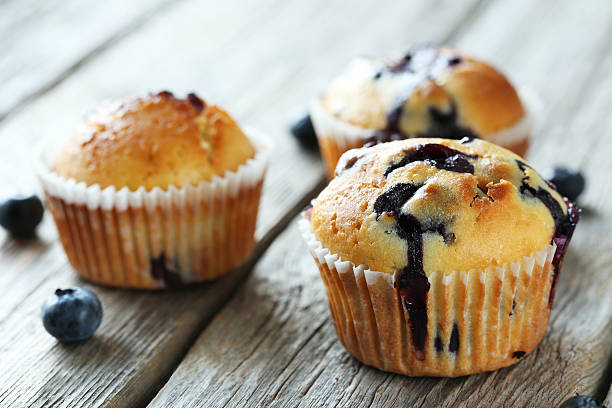 맛있는 블루베리 머핀 있는 회색 목재 배경 - muffin cake cupcake blueberry muffin 뉴스 사진 이미지