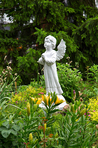 天使の像庭の - mythology human face angel ancient ストックフォトと画像