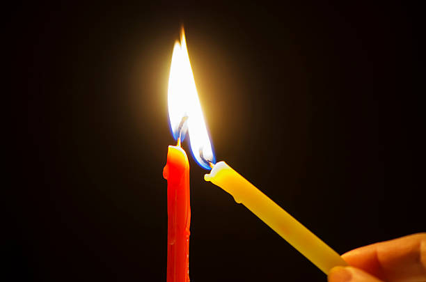 candele di illuminazione - hanukkah menorah human hand lighting equipment foto e immagini stock