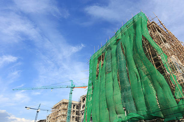 local de construção com guindastes no céu azul de fundo - tower steel mansion investment imagens e fotografias de stock