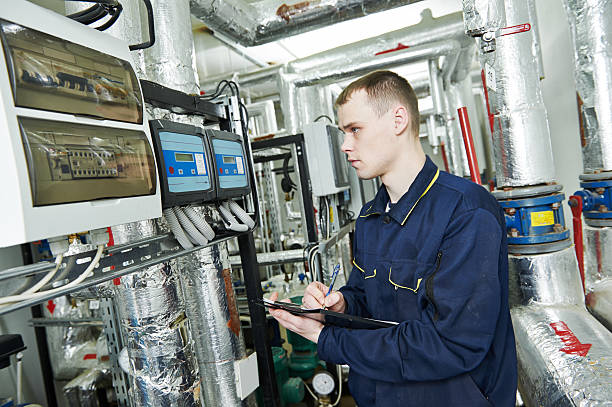 暖房エンジニア修理工のボイラールーム - plumber thermostat repairing engineer ストックフォトと画像