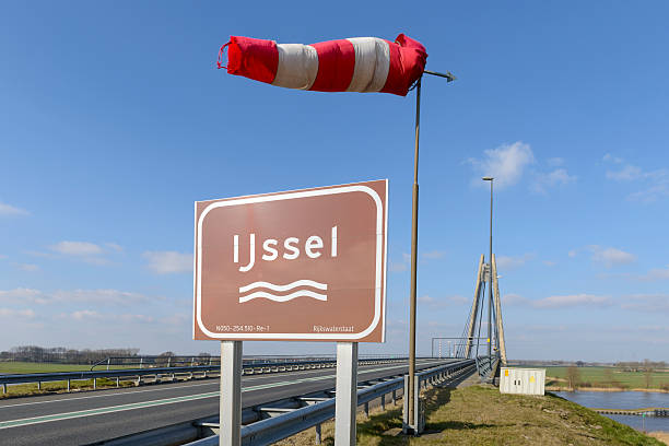 rivière ijssel nom de la plaque à l'avant de eilandbrug - curve road in front of sign photos et images de collection