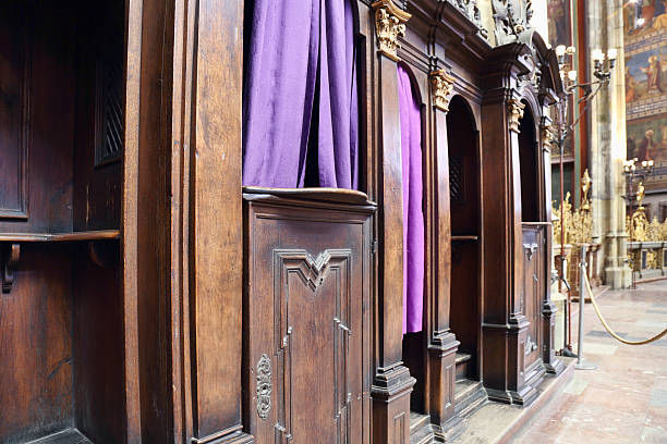 confessional - confession booth church forgiveness wood fotografías e imágenes de stock