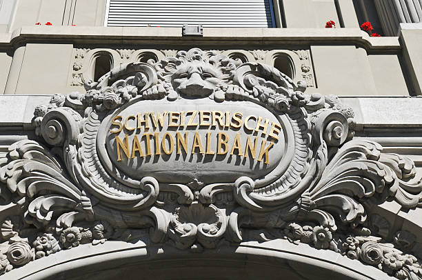 вход в портал «swiss national bank (snb) в берне - helvetic confederation стоковые фото и изображения