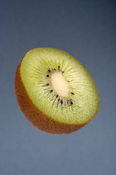 dojrzałe owoce kiwi. w połowie pełny. strzał studio. - healthy eating profile tropical fruit fruit zdjęcia i obrazy z banku zdjęć