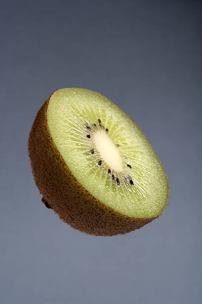 dojrzałe owoce kiwi, w połowie pełny, studio strzelać. - healthy eating profile tropical fruit fruit zdjęcia i obrazy z banku zdjęć