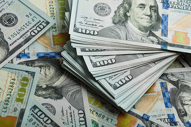 sfondo con banconote soldi cento dollari americani - us paper currency foto e immagini stock