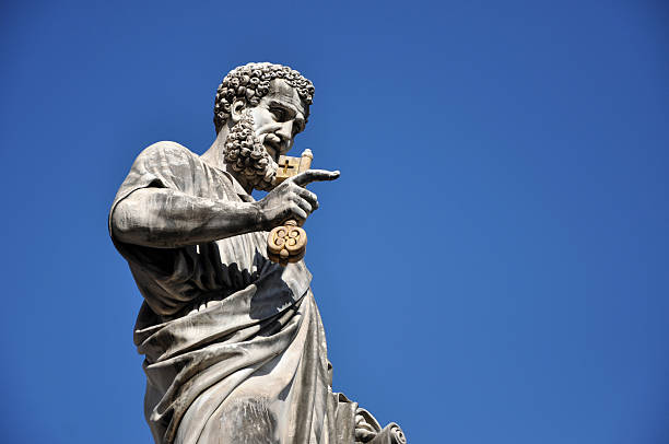 statue von st. peter in saint peter platz. vatikanstadt - peter the apostle stock-fotos und bilder