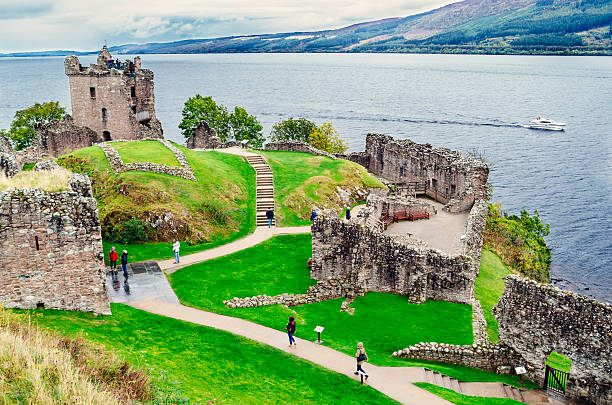 castelo urquhart, escócia - scotland castle loch ness urquhart castle - fotografias e filmes do acervo