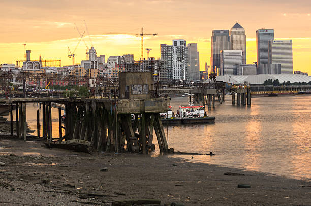 rio tamisa - tower london england greater london inner london imagens e fotografias de stock