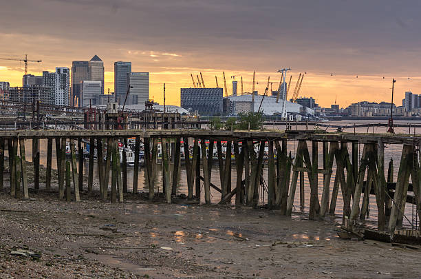 rio tamisa - tower london england greater london inner london imagens e fotografias de stock