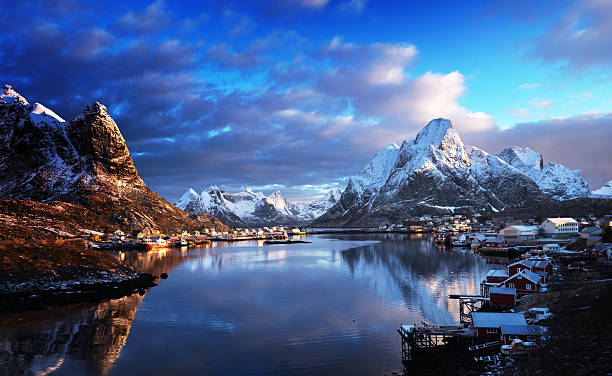 снег в reine деревне, норвегия lofoten острова - snow winter coastline sunrise стоковые фото и изображения