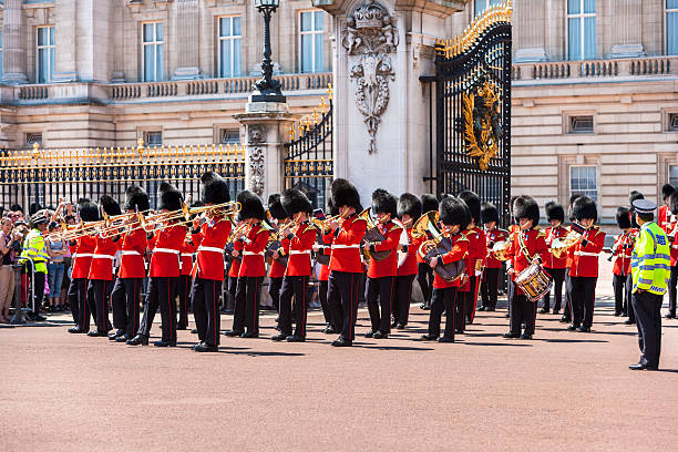 a troca da guarda no palácio de buckingham, londres, reino unido - changing the guard - fotografias e filmes do acervo