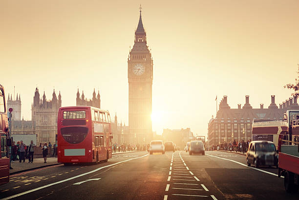 westminster bridge bei sonnenuntergang, london, gb - large transportation bridge famous place stock-fotos und bilder