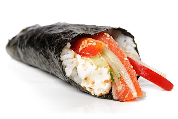 日本の手巻き寿司、海草、米、サーモン、クリームチーズ - temaki food sushi salmon ストックフォトと画像