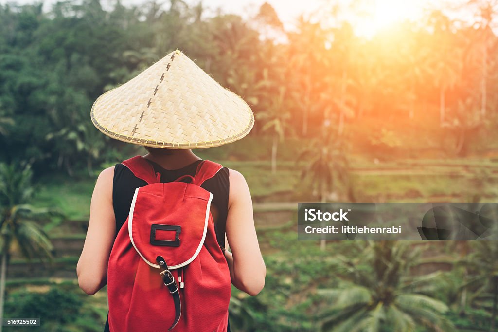Jovem mulher com chapéu e tradicionais asiáticos, mochila - Foto de stock de Vietnã royalty-free