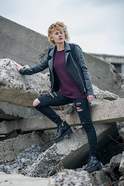 панк девочка на руины - child looking messy urban scene стоковые фото и изображения