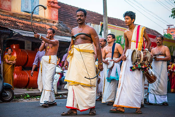 musiciens indiens avec sringas et tambours - men editorial musician music photos et images de collection