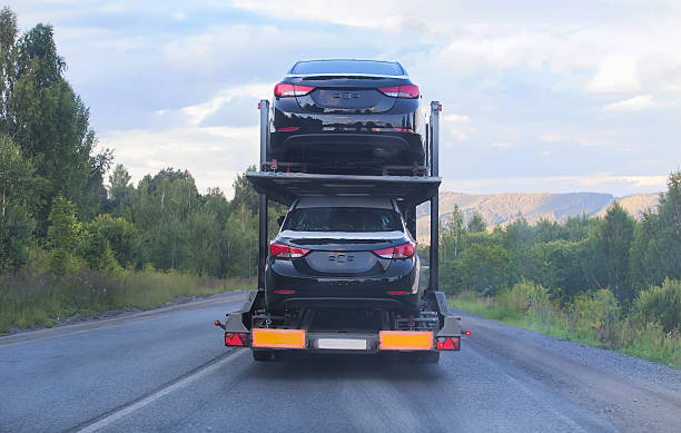 transporte de coche de productos-tráiler - transportation delivering land vehicle car fotografías e imágenes de stock