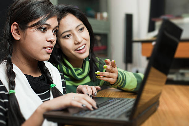 행복함 십대 아시아판 걸스 다양한 민족 사용하여 랩탑형 발허리뼈와. - high school student student computer laptop 뉴스 사진 이미지