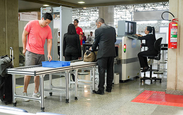 sicherheitskontrollen am flughafen brasilia, brasilien - airport x ray stock-fotos und bilder