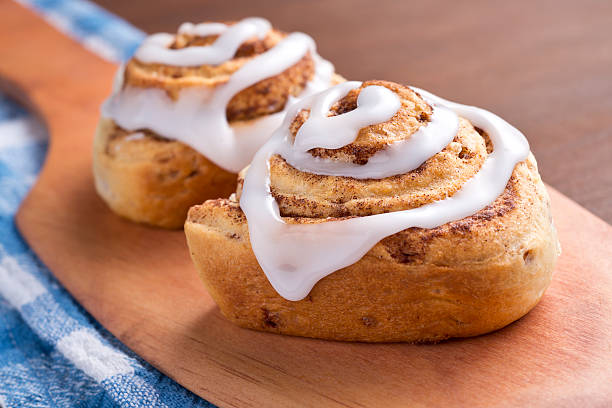 シナモンロール - cinnamon bun icing pastry ストックフォトと画像