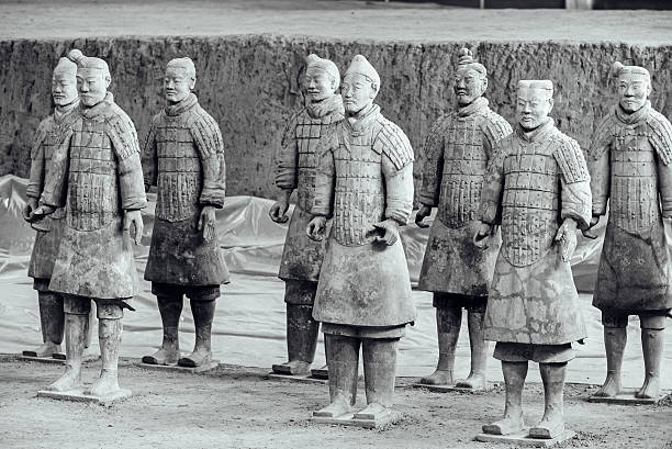 esercito di in cotto di xian, in cina, bw - terracotta soldiers chinese ethnicity warrior xian foto e immagini stock