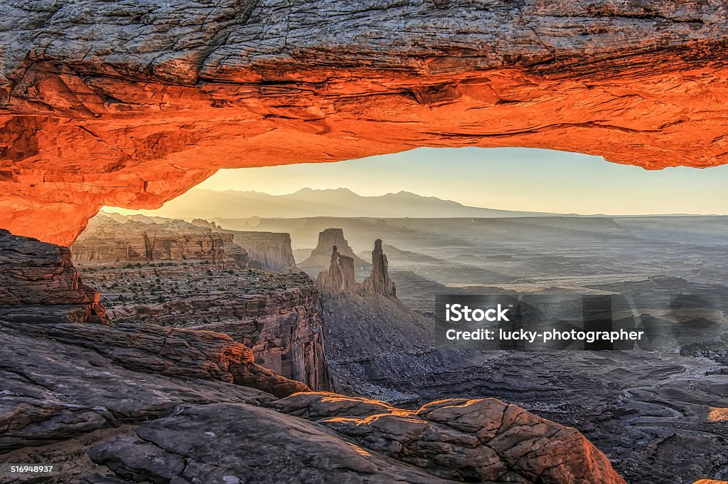 Orange Arch at sunrise, vista al valle. - Foto de stock de Amarillo - Color libre de derechos