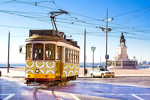 lisbona in tram - città di lisbona foto e immagini stock