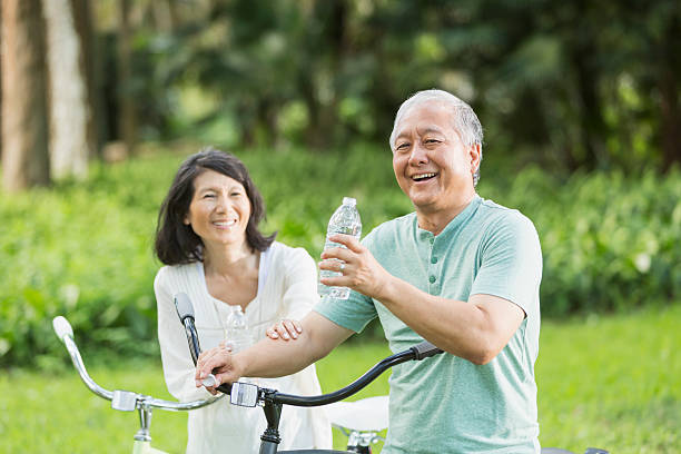 年配のカップルのサイクリングマシン - retirement mature couple couple bicycle ストックフォトと画像