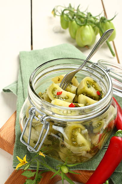 自家製グリーントマトジャムにガラスの瓶入り - preserves pickle jar relish ストックフォトと画像