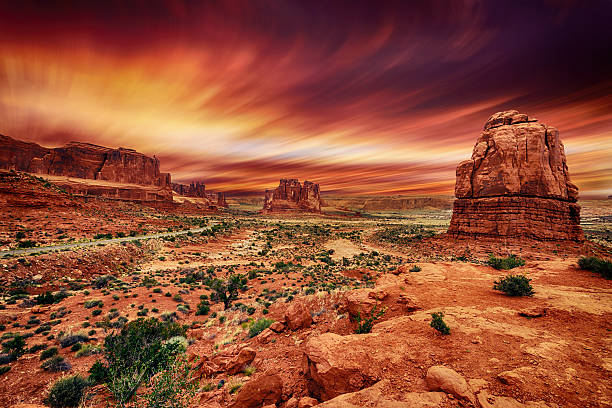 arches nationalpark bei sonnenuntergang - tafelberg berg stock-fotos und bilder