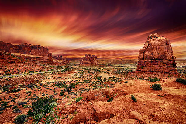 parque nacional de arches ao pôr do sol - extreme terrain arizona desert mesa imagens e fotografias de stock