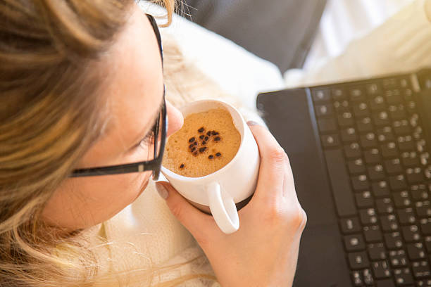 女性、ノートパソコンやコーヒー - knitting residential structure glasses hot drink ストックフォトと画像