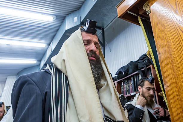 religiosas homens judeus rezar na ohel - ultra orthodox judaism imagens e fotografias de stock