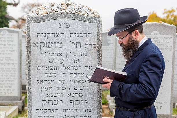 jüdischer mann betet in grab von rebbetzin chaya muschka - righteous stock-fotos und bilder