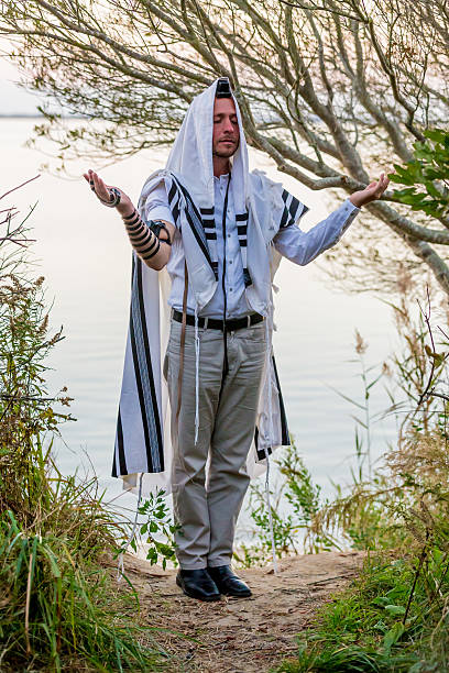 ultra-orthodoxen jüdischen mann betet im wald - ultra orthodox judaism stock-fotos und bilder