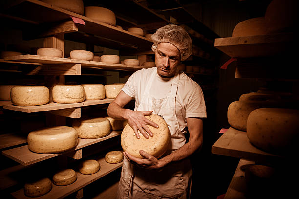 ser do kawy czyszczenia sery w jego warsztatu - cheese making zdjęcia i obrazy z banku zdjęć