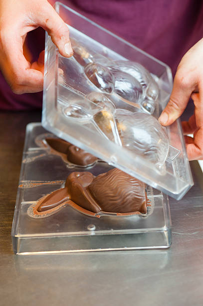 preparação de páscoa tradicionais choccolate - dark choccolate - fotografias e filmes do acervo